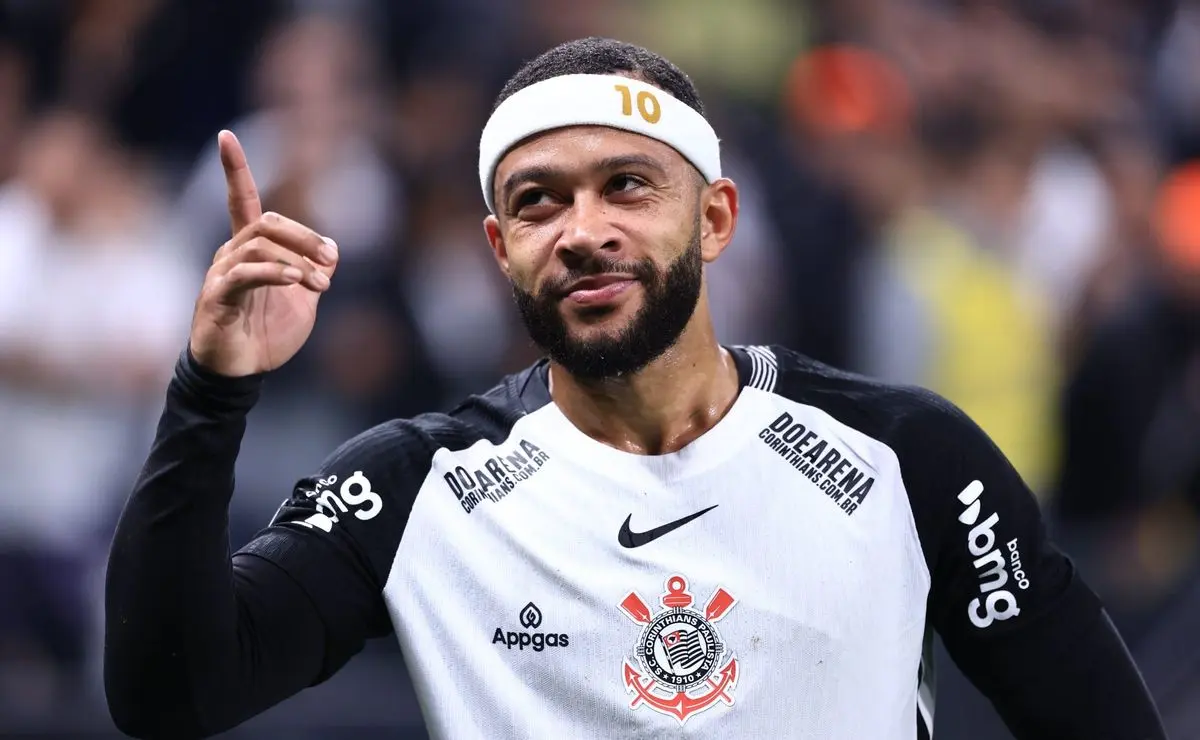 Emiliano Díaz revela desejo de Memphis Depay por esquema 4-3-3 no Corinthians.