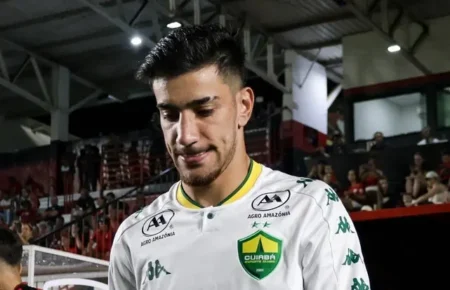 Desentendimento e Suspensão: Pedrinho Afasta-se de Companheiros no Cuiabá