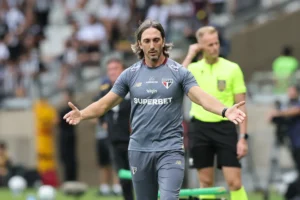 STJD suspende Zubeldía, do São Paulo, por dois jogos após expulsão na segunda rodada