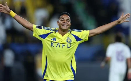 Botafogo intensifica negociações por Wesley, enquanto Al-Nassr persiste nas condições financeiras.