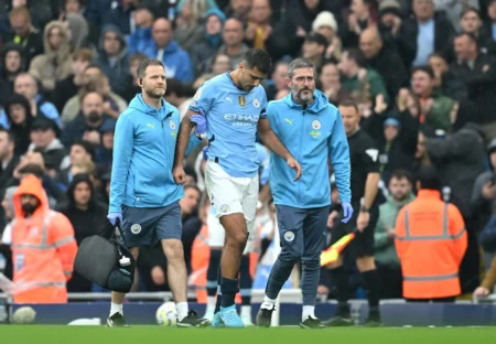 Rodri Retorna ao Banco do Manchester City Após Oito Meses Afastado por Lesão