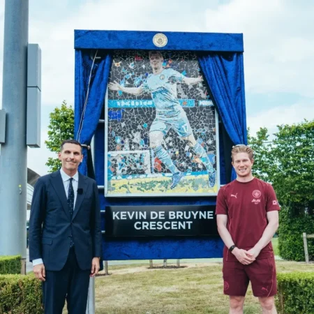 De Bruyne entre os titulares do Manchester City na despedida do Etihad: veja as homenagens