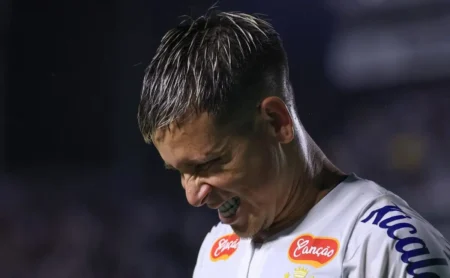 Santos: Lesões Atrapalham e Cléber Xavier Enfrenta Desafios na Montagem do Time
