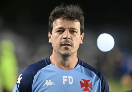 Diniz celebra treino emocional em classificação do Vasco nos pênaltis: "Não escreveria esse roteiro"