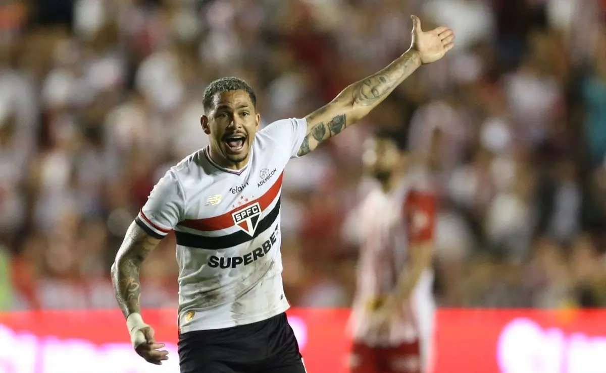 Luciano assume o protagonismo em Náutico e São Paulo, enquanto a torcida ovaciona o camisa 10.