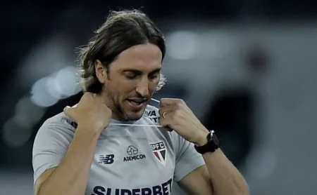 Críticas a Zubeldía: Torcida lamenta futebol do São Paulo, apesar da classificação