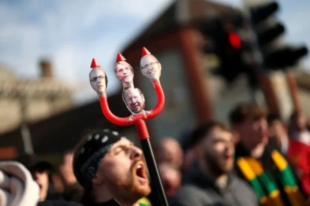Manchester United: Duas Décadas de Glazer em Meio a Crises e Dívidas Bilionárias