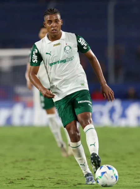 Vanderlan Conquista Confiança de Abel e Elimina Urgência por Reforço na Lateral do Palmeiras