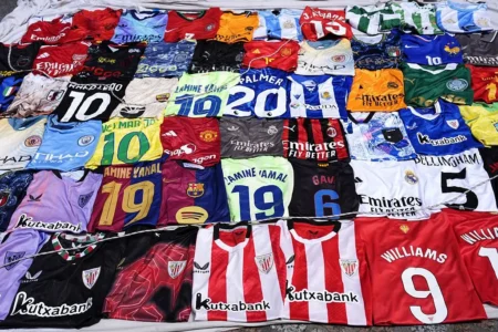 Descarte Anual de Mais de 500 Milhões de Camisas de Futebol no Reino Unido