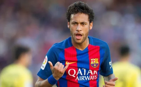 Neymar não retorna ao Barcelona, afirma jornal espanhol