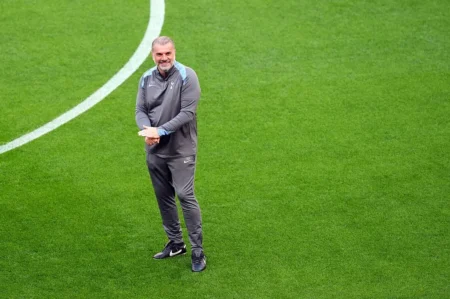 Técnico do Tottenham fala sobre Vasco e futuro no Brasil: "Vai que um dia..."