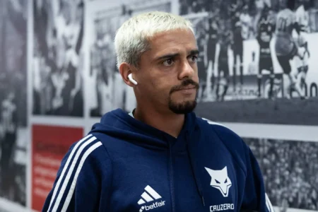 Fagner, emprestado pelo Corinthians, conquista vaga no Cruzeiro e supera concorrente da Seleção