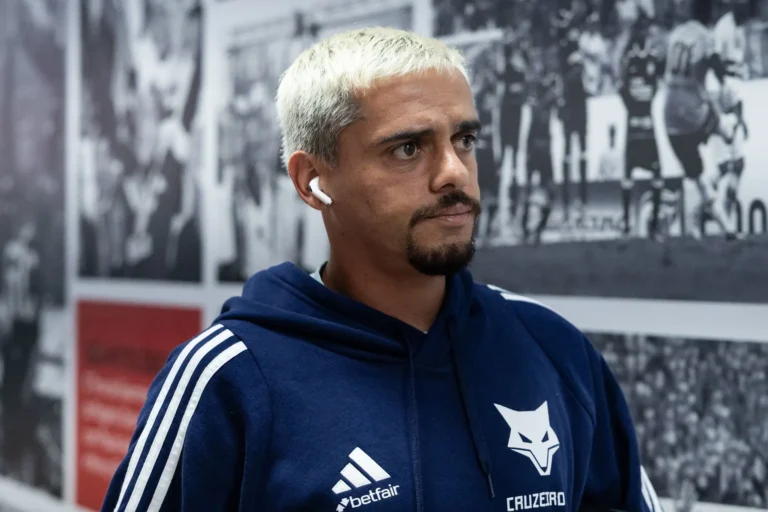 Fagner, emprestado pelo Corinthians, conquista vaga no Cruzeiro e supera concorrente da Seleção