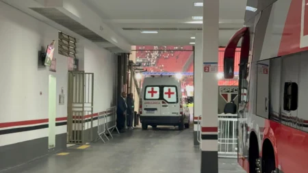 São-paulino ferido após acidente com placa metálica apresenta melhora, mas segue na UTI