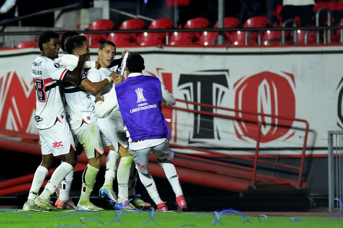 São Paulo inicia negociação para renovar com o atacante Lucca