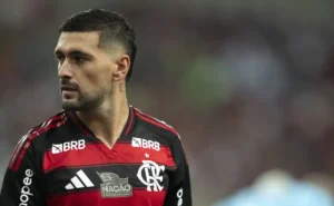 Flamengo: Estratégia no Segundo Tempo Visa Superar Deficiências Ofensivas Iniciais