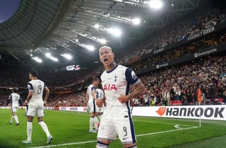 Richarlison comemora conquista europeia após ano turbulento
