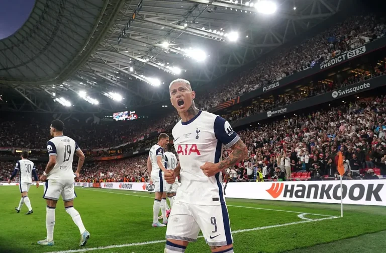 Richarlison comemora conquista europeia após ano turbulento