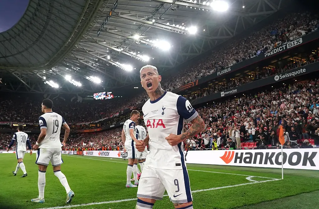 Richarlison comemora conquista europeia após ano turbulento