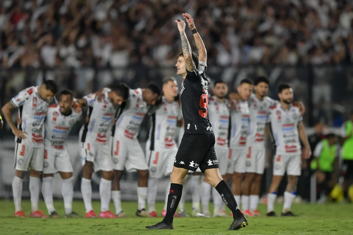 Hugo e Vegetti celebram classificação do Vasco com deboche após jogo: "Não esperaram o fim"