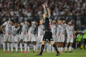 Hugo e Vegetti celebram classificação do Vasco com deboche após jogo: "Não esperaram o fim"