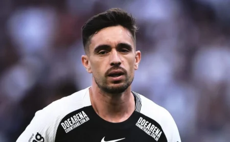 Casagrande critica Coronado no Corinthians: Salário alto não justifica desempenho.
