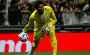 Hugo Souza Brilha Novamente e Conquista a Fiel Torcida