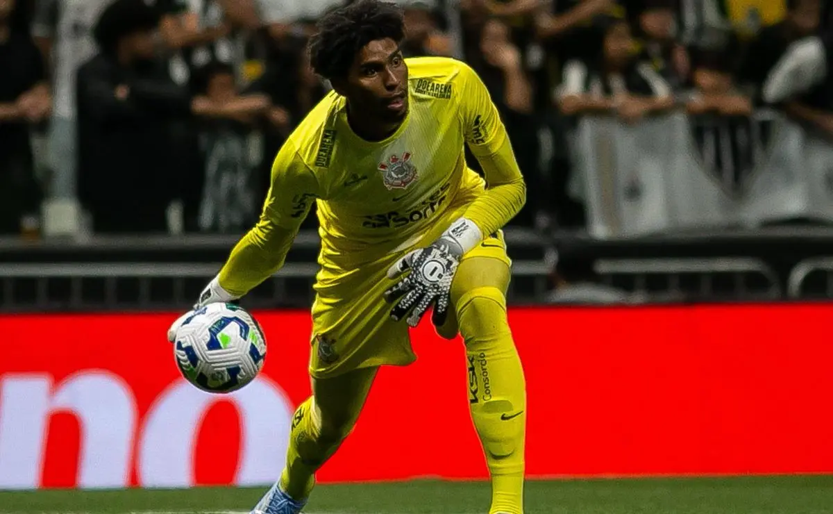 Hugo Souza Brilha Novamente e Conquista a Fiel Torcida