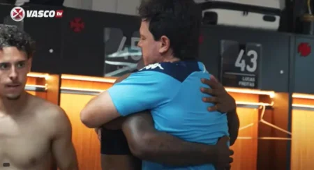 Emoção no vestiário: Diniz e Loide celebram classificação do Vasco com forte abraço