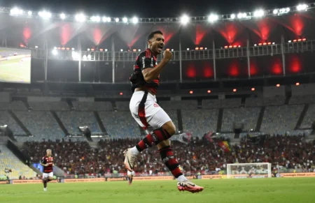 Danilo, do Flamengo, exalta Ancelotti e lamenta situação do futebol brasileiro: "Vergonhoso"