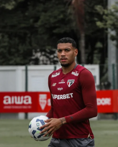 São Paulo Notificado Pelo Sassuolo: Ruan e o Futuro em Jogo
