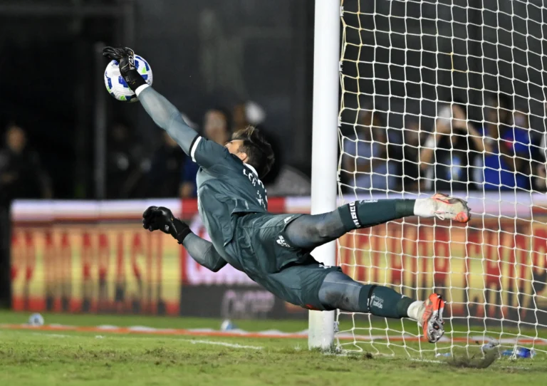 Herói no Vasco: Goleiro que defende pênaltis e "se paga" com prêmios; confira os valores