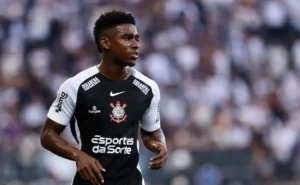 Félix Torres improvisado brilha na defesa em Corinthians contra Novorizontino.