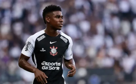 Félix Torres improvisado brilha na defesa em Corinthians contra Novorizontino.