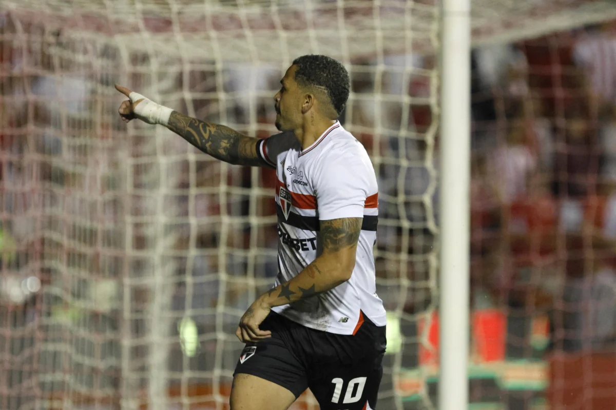 Luciano reconquista protagonismo no São Paulo em fase crucial