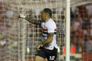 Luciano reconquista protagonismo no São Paulo em fase crucial