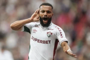 Samuel Xavier no Top-3: Lateral do Fluminense entra para a história dos artilheiros