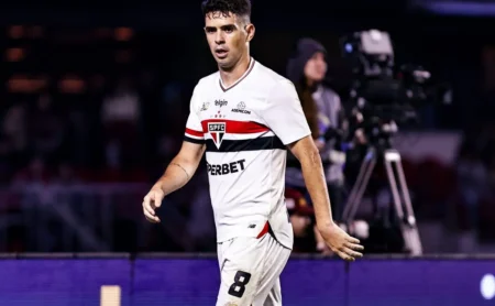 Oscar Brilha como Volante Após Superar Lesão no São Paulo