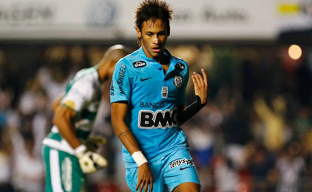 Santos: Nova Camisa Azul com Neymar Revelada para Jogos Oficiais
