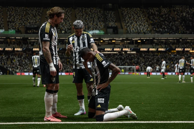 Emoção e homenagem: Patrick presenteia psicóloga após gol pelo Atlético-MG.