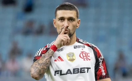 Arrascaeta reconhece talento de Neymar: "Ele vai tirar minha vaga"