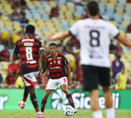 João Victor evolui no Flamengo sob a tutela de zagueiros experientes: "Muita aprendizagem"