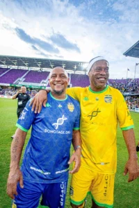 Estrelas do Futebol: Ronaldinho, Roberto Carlos e Ídolos em Jogo Festivo
