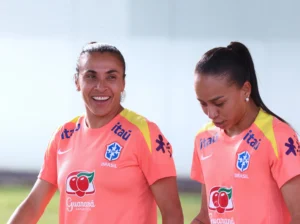 Defensoras da Seleção clamam por permanência de Marta: "Só aposenta aos 45"