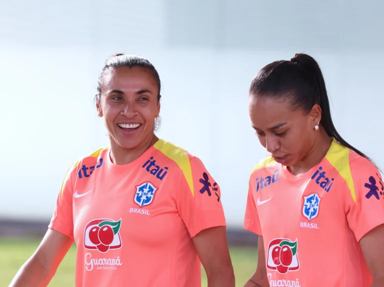 Defensoras da Seleção clamam por permanência de Marta: "Só aposenta aos 45"