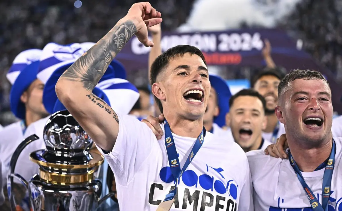 Staff de Valentín Gómez decide sobre Cruzeiro e planeja levar zagueiro para a Europa