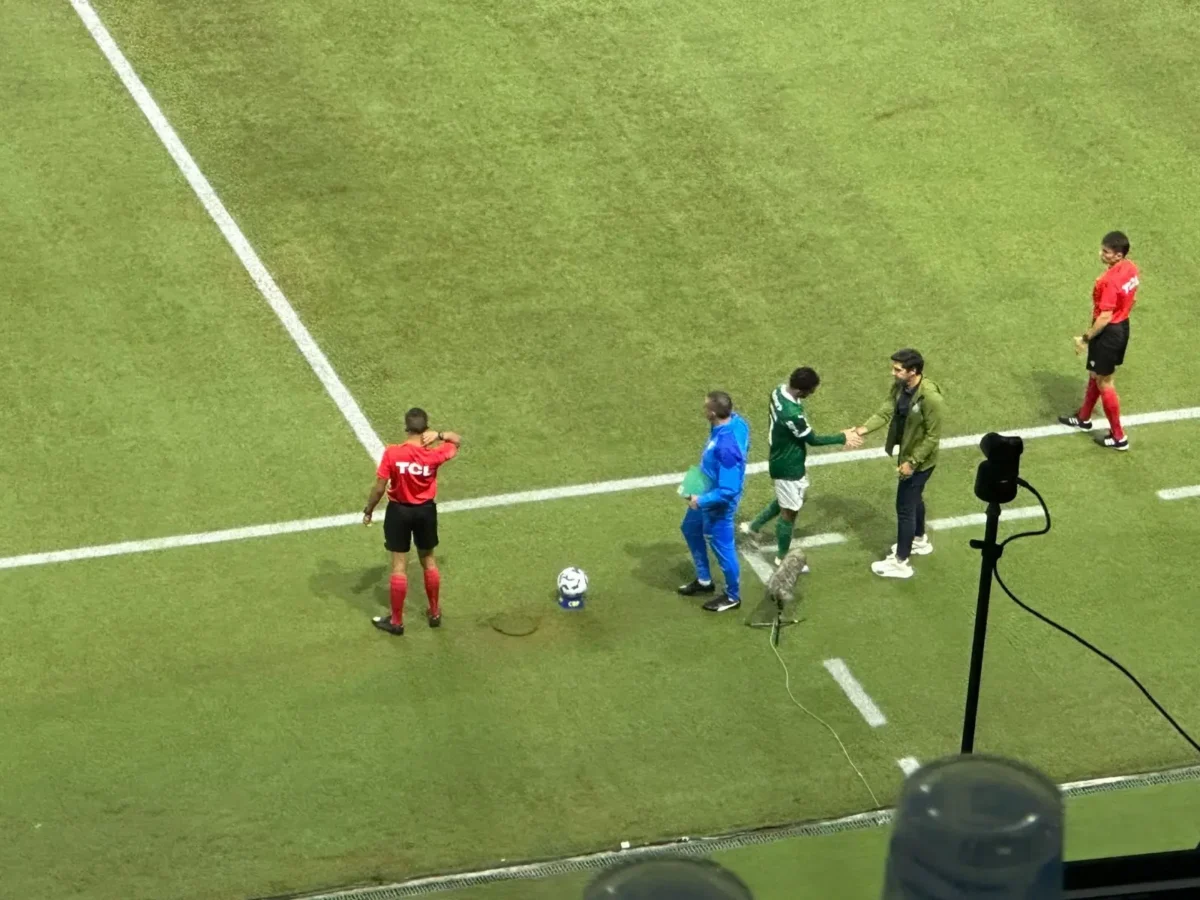 Felipe Anderson é substituído no Palmeiras por dores na coxa após 11 minutos