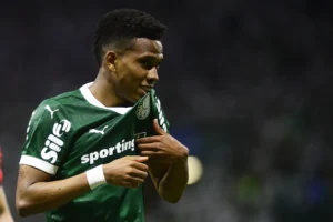 Estêvão se emociona com classificação do Palmeiras e lamenta: "Vou sentir falta"