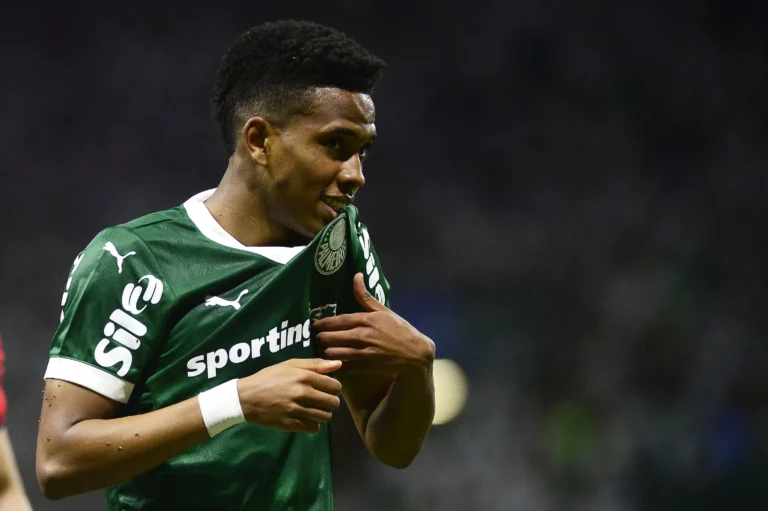 Estêvão se emociona com classificação do Palmeiras e lamenta: "Vou sentir falta"