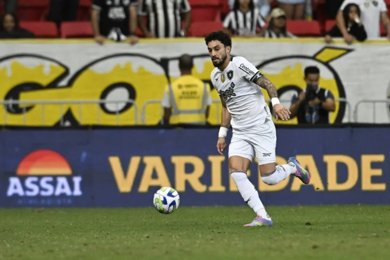 Telles avalia desempenho do Botafogo contra o Capital e projeta Seleção Brasileira: "É o objetivo"